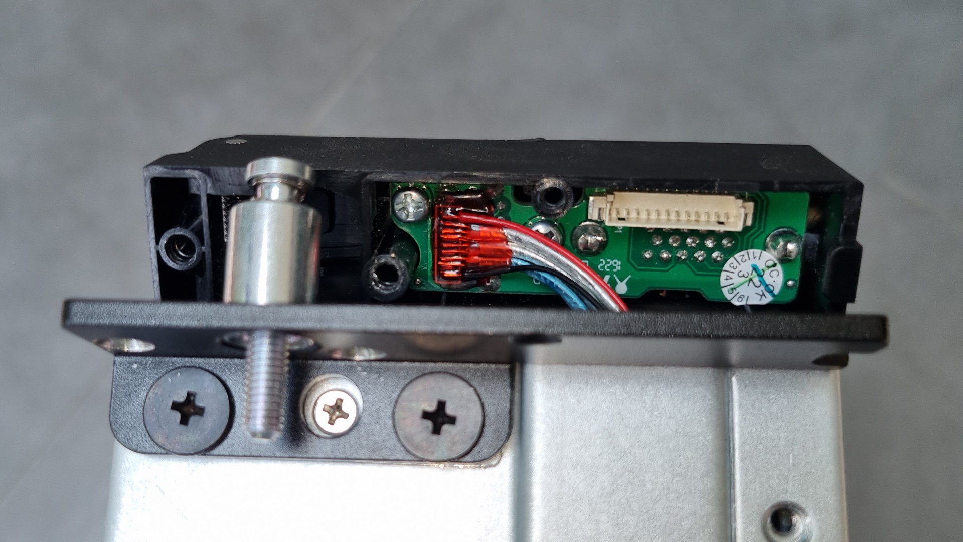 La prise VGA sur l'oreille droite du boîtier Innovision M24306 n'est pas connectée.