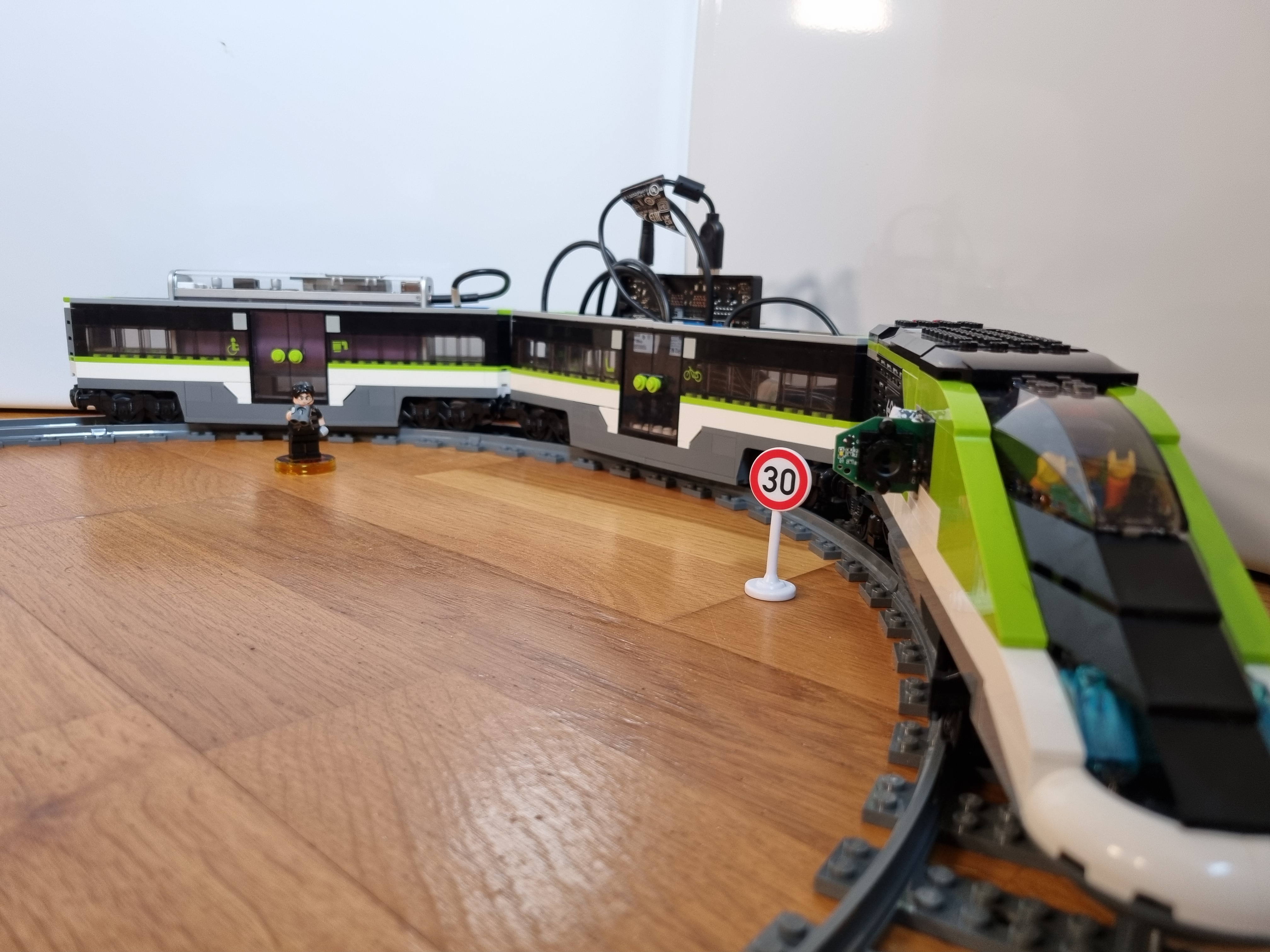 Le train Lego équipé de la webcam, du Nvidia Jetson Orin et de la batterie.